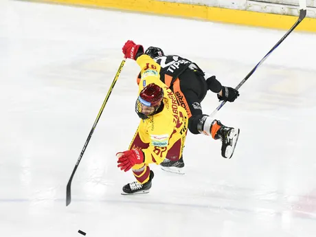 Ssprava Jacob Reid Virtanen z Michaloviec a Tomáš Záborský z Trenčína bojujú o puk v zápase 10. kola hokejovej Tipsport ligy HK Dukla Trenčín a HK Dukla Michalovce.