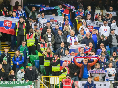 Slovenskí diváci povzbudzujú počas zápasu A-skupiny európskej kvalifikácie MS2026 vo futbale mužov Severné Írsko - Slovensko.