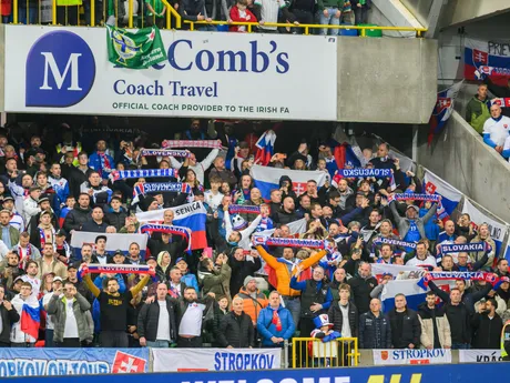 Slovenskí diváci povzbudzujú počas zápasu A-skupiny európskej kvalifikácie MS2026 vo futbale mužov Severné Írsko - Slovensko.