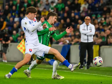 Leo Sauer (Slovensko) a Trai Hume (Severné Írsko) bojujú o loptu počas zápasu A-skupiny európskej kvalifikácie MS2026 vo futbale.