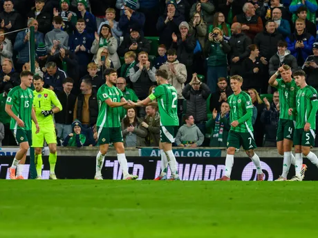 Hráči Severného Írska sa tešia z úvodného gólu počas zápasu A-skupiny európskej kvalifikácie MS 2026 vo futbale Severné Írsko - Slovensko.