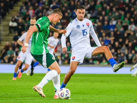 Daniel Hallard (Severné Írsko) a David Strelec (Slovensko) bojujú o loptu počas zápasu A-skupiny európskej kvalifikácie MS2026 vo futbale.