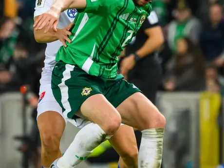 Adam Obert (Slovensko) a Conor Bradley (Severné Írsko) bojujú o loptu počas zápasu A-skupiny európskej kvalifikácie MS2026 vo futbale.