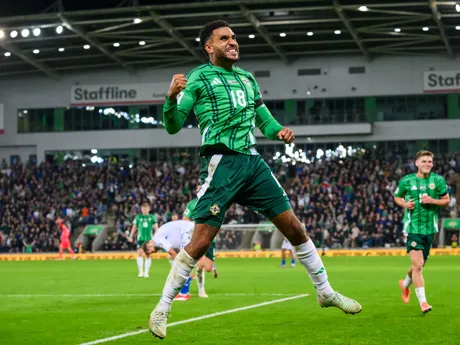 Jamie Reid (Severné Írsko) sa teší z gólu počas zápasu A-skupiny európskej kvalifikácie MS2026 vo futbale mužov Severné Írsko - Slovensko.
