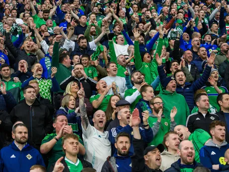 Fanúšikovia Severného Írska povzbudzujú  počas zápasu A-skupiny európskej kvalifikácie MS2026 vo futbale Severné Írsko - Slovensko.