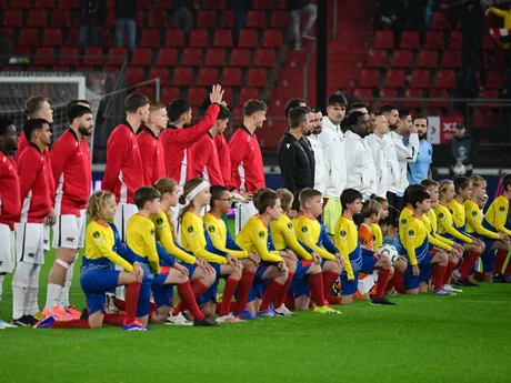 Domáci futbalisti Alkmaaru (v červenom) a hráči Slovana (v bielom) pózujú pred zápasom 2. kola ligovej fázy Konferenčnej ligy.