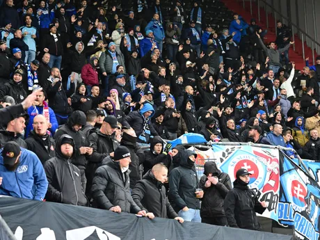 Fanúšikovia Slovana povzbudzujú pred zápasom 2. kola ligovej fázy Konferenčnej ligy AZ Alkmaar - ŠK Slovan Bratislava.