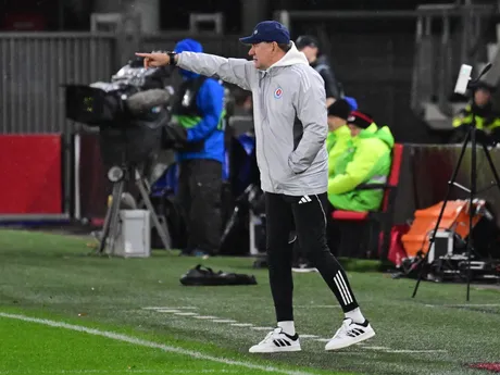 Tréner Slovana Vladimír Weiss st. gestikuluje počas zápasu 2. kola ligovej fázy Konferenčnej ligy AZ Alkmaar - ŠK Slovan Bratislava.