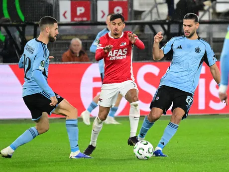 Kyriakos Savvidis (druhý sprava), Kenan Bajrič (vľavo) a hráč Alkmaaru Weslley Patati bojujú o loptu počas zápasu 2. kola ligovej fázy Konferenčnej ligy AZ Alkmaar - ŠK Slovan Bratislava.