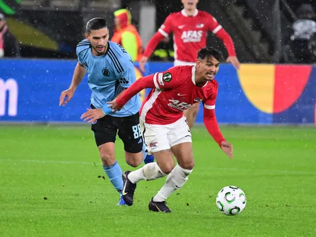 Kyriakos Savvidis a hráč Alkmaaru Weslley Patati bojujú o loptu počas zápasu 2. kola ligovej fázy Konferenčnej ligy AZ Alkmaar - ŠK Slovan Bratislava.