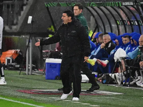 Tréner Alkmaaru Maarten Martens reaguje počas zápasu 2. kola ligovej fázy Konferenčnej ligy o futbale AZ Alkmaar - ŠK Slovan Bratislava.