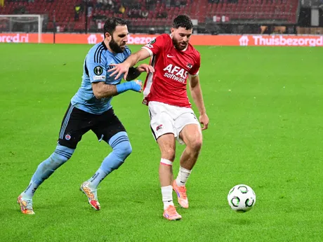 Tigran Barseghjan (Slovan) a Mees de Wit (Alkmaar) bojujú o loptu počas zápasu 2. kola ligovej fázy Konferenčnej ligy.