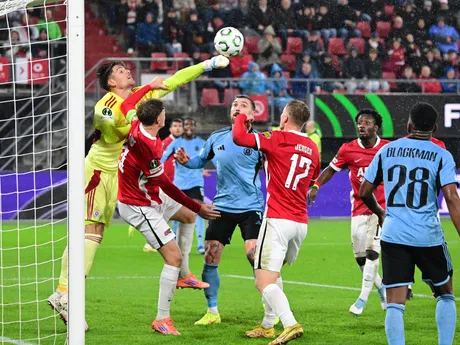 Dominik Takáč (vľavo) vyráža loptu počas zápasu 2. kola ligovej fázy Konferenčnej ligy vo futbale AZ Alkmaar - ŠK Slovan Bratislava.