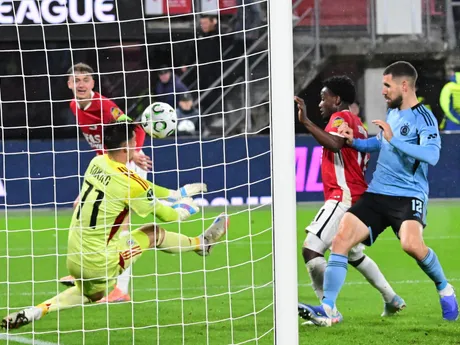 Dominik Takáč (uprostred) vyráža loptu počas zápasu 2. kola ligovej fázy Konferenčnej ligy vo futbale AZ Alkmaar - ŠK Slovan Bratislava.