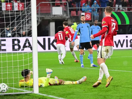 Dominik Takáč (vľavo) inkasuje úvodný gól, ktorý strelil kapitán Alkmaaru Sven Mijnans (10) počas zápasu 2. kola ligovej fázy Konferenčnej ligy vo futbale AZ Alkmaar - ŠK Slovan Bratislava.