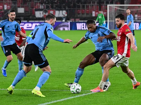 Guram Kašia (tretí sprava), jeho spoluhráč Rahim Ibrahim a hráč Alkmaaru Mees de Wit bojujú o loptu počas zápasu 2. kola ligovej fázy Konferenčnej ligy.