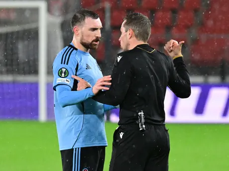 Kapitán Slovana Guram Kašia diskutuje s hlavným rozhodcom počas zápasu 2. kola ligovej fázy Konferenčnej ligy.