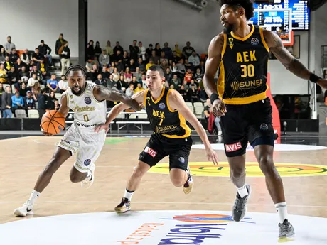 Rickey McGill (Levice), Dimitris Flionis a Chris Silva (obaja Atény) v zápase F-skupiny 3. kola skupinovej fázy LM v basketbale.