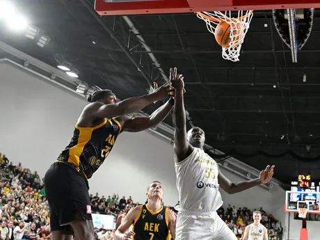 Frank Bartley (Atény) a Akol Mawein (Levice) v zápase F-skupiny 3. kola skupinovej fázy LM v basketbale.