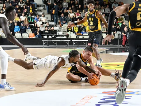 Rickey McGill (Levice) a Dimitris Flionis (Atény) v zápase F-skupiny 3. kola skupinovej fázy LM v basketbale.