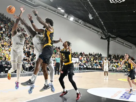 Andre Wesson Jr, Akol Mawein (obaja Levice) v zápase F-skupiny 3. kola skupinovej fázy LM v basketbale.