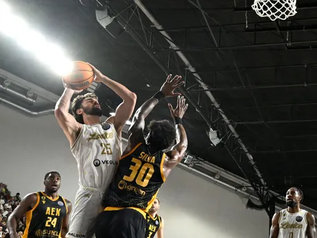 Will Carius (Levice) a s číslom 30 Chris Silva (Atény) v zápase F-skupiny 3. kola skupinovej fázy LM v basketbale. 