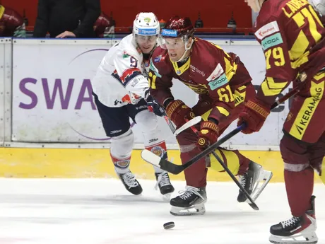 Marek Šramaty (Zvolen) a Filip Akl (Trenčín) bojujú o puk počas predohrávky 14. kola Tipsport ligy.