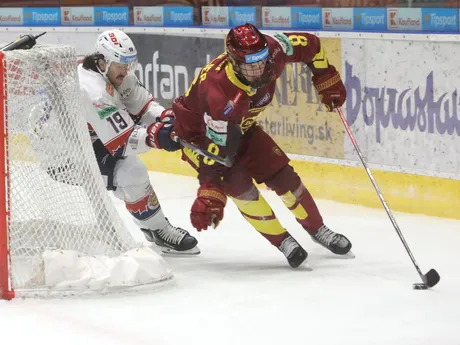 Colle Cassels (Zvolen) a Adam Goljer (Trenčín) bojujú o puk za bránou počas predohrávky 14. kola Tipsport ligy.