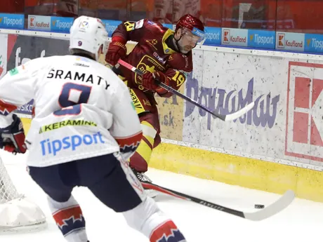 Marek Šramaty (Zvolen) a Tomáš Starosta (Trenčín) počas predohrávky 14. kola Tipsport ligy.