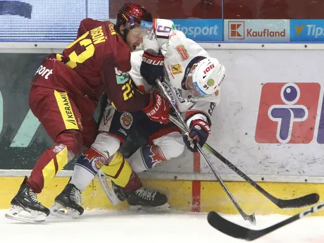 Adam Drgoň (Trenčín) a Jozef Kukos (Zvolen) bojujú o puk pri mantineli počas predohrávky 14. kola Tipsport ligy.