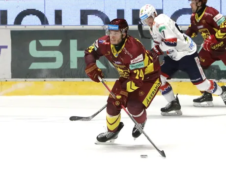 Matúš Hlaváč (Trenčín) s pukom počas predohrávky 14. kola Tipsport ligy HKM Zvolen - HK Dukla Trenčín.