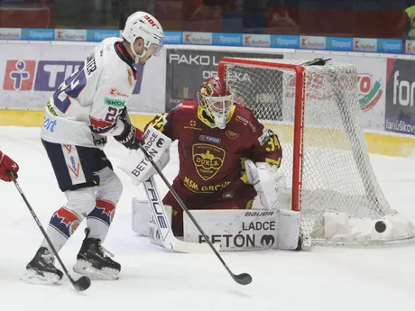 Lukáš Lunter (Zvolen) a brankár Trenčína Dávid Hrenák počas predohrávky 14. kola Tipsport ligy.