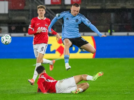Sven Mijnans (Alkmaar), Nino Marcelli (Slovan) a dole Wouter Goes (Alkmaar) bojujú o loptu počas zápasu 2. kola ligovej fázy Konferenčnej ligy.