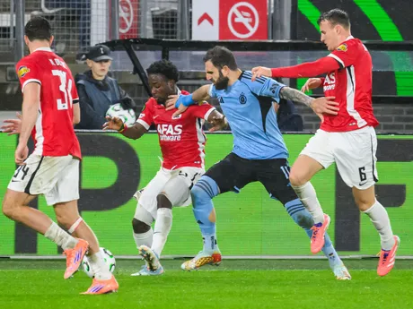 Mees de Wit, Ibrahim Sadiq (obaja Alkmaar), Tigran Barseghjan (Slovan) a  Peer Koopmeiners (Alkmaar) bojujú o loptu počas zápasu 2. kola ligovej fázy Konferenčnej ligy.