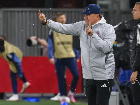 Vladimír Weiss st. gestikuluje počas zápasu 2. kola ligovej fázy Konferenčnej ligy vo futbale AZ Alkmaar - ŠK Slovan Bratislava.