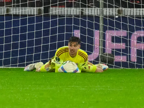 Dominik Takáč chytá loptu počas zápasu 2. kola ligovej fázy Konferenčnej ligy vo futbale AZ Alkmaar - ŠK Slovan Bratislava.