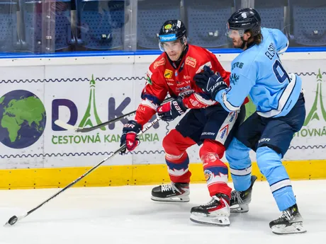 Zľava Marek Šramaty (Zvolen) a Turner Elson (Slovan) počas 15. kola Tipsport ligy HC Slovan Bratislava - HKM Zvolen.