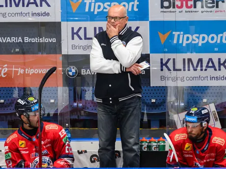 Tréner HKM Zvolen Peter Mikula počas 15. kola Tipsport ligy HC Slovan Bratislava - HKM Zvolen.