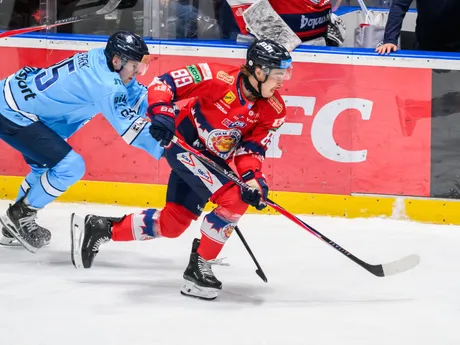 Zľava Jonáš Peterek (Slovan) a Tanner Kaspick (Zvolen) počas 15. kola Tipsport ligy HC Slovan Bratislava - HKM Zvolen.
