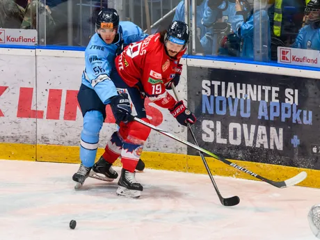 Andrej Ličko (Slovan) a Cole Cassels (Zvolen) počas 15. kola Tipsport ligy. 