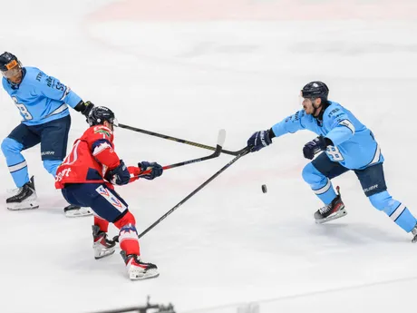 Sena Wendell Acolatse (Slovan), Marek Hecl (Zvolen) a Patrik Bačík (Slovan) počas 15. kola Tipsport ligy.