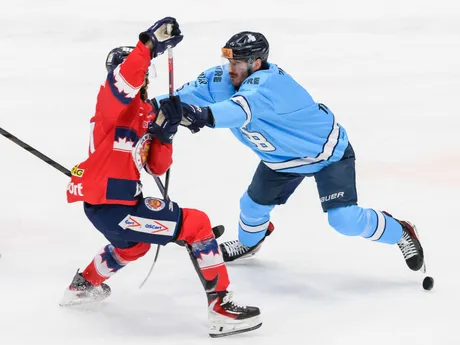 Zľava  Marek Hecl (Zvolen) a Patrik Bačík (Slovan) počas 15. kola Tipsport ligy HC Slovan Bratislava - HKM Zvolen.