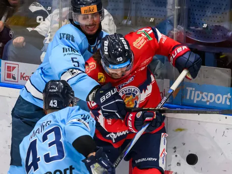 Zľava  Patrik Bačík (Slovan) a Cole Cassels (Zvolen) počas 15. kola Tipsport ligy HC Slovan Bratislava - HKM Zvolen.