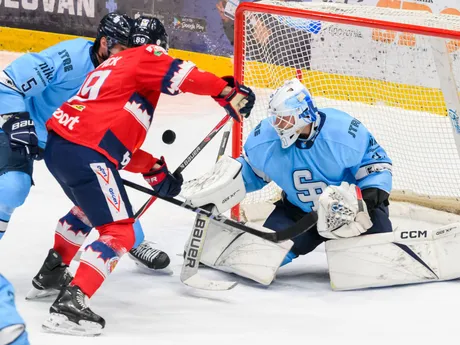 Patrik Bačík (Slovan), Cole Cassels (Zvolen)  a Henri Kiviaho (Slovan) počas 15. kola Tipsport ligy.