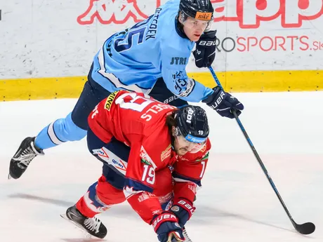 Zhora Jonáš Peterek (Slovan) a Cole Cassels (Zvolen) počas 15. kola Tipsport ligy HC Slovan Bratislava - HKM Zvolen.