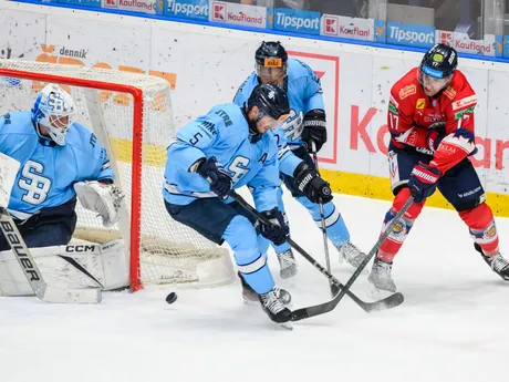 Henri Kiviaho (Slovan), Patrik Bačík (Slovan), Sena Wendell Acolatse (Slovan) a  Andrej Kudrna (Zvolen) počas 15. kola Tipsport ligy.