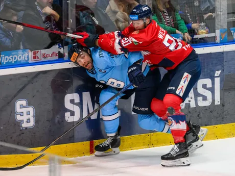 Tomáš Marcinko (Slovan) a Josh Wesley (Zvolen) počas 15. kola Tipsport ligy.