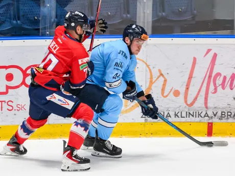 Zľava Marek Hecl (Zvolen) a  Dominik Jendek (Slovan) počas 15. kola Tipsport ligy HC Slovan Bratislava - HKM Zvolen.