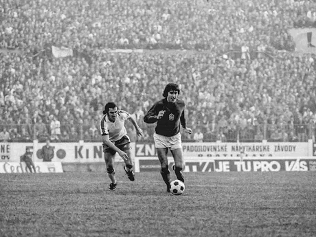 Paul Madeley a Anton Ondruš v zápase kvalifikácie ME 1976 Československo - Anglicko (2:1) 30. októbra 1975 v Bratislave.





