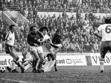 Přemysl Bičovský, Zdeněk Nehoda a Kevin Keegan v zápase kvalifikácie ME 1976 Československo - Anglicko (2:1) 30. októbra 1975 v Bratislave.



